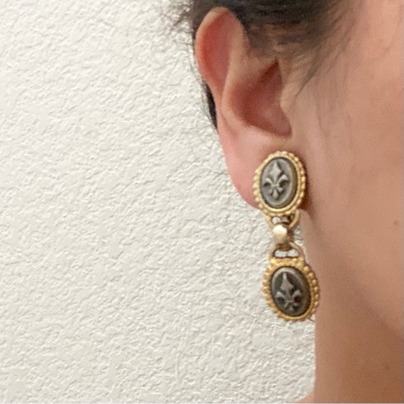Vintage Signed MONET Fleur De Lis Dangling Earrings - Picture 2 of 10